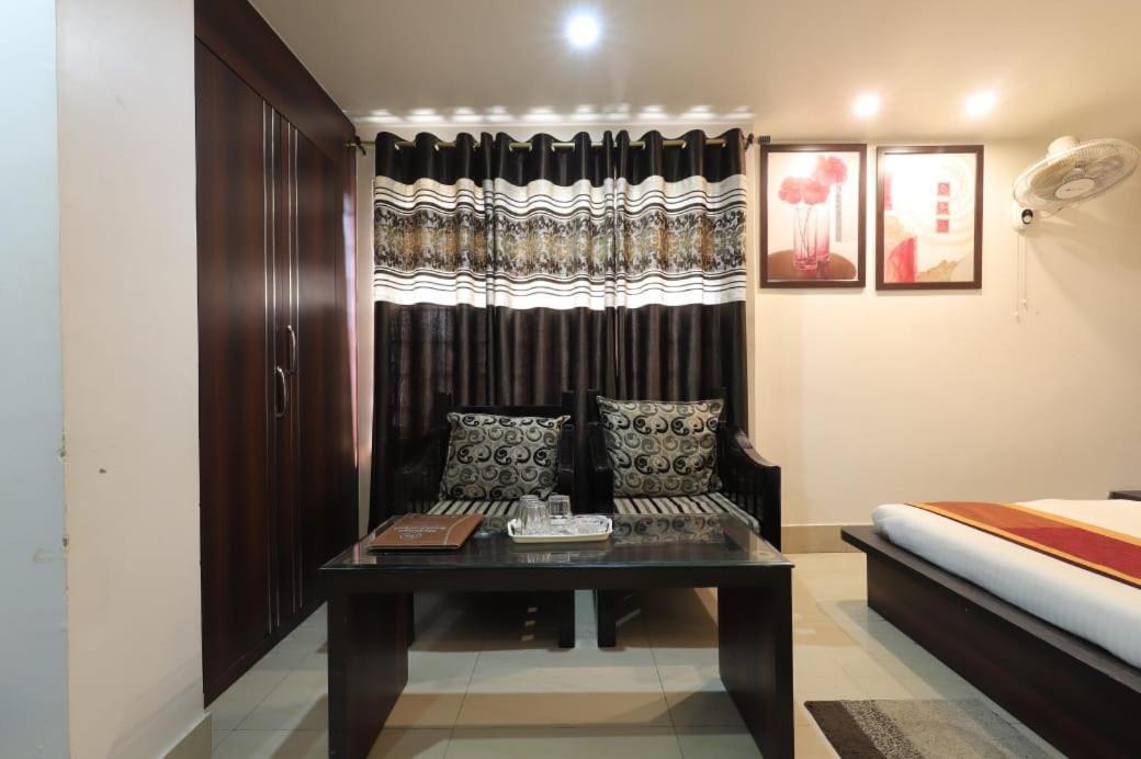 Hotel Rashmi Guwahati Buitenkant foto