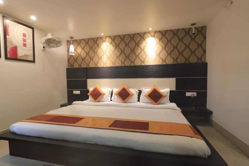 Hotel Rashmi Guwahati Buitenkant foto