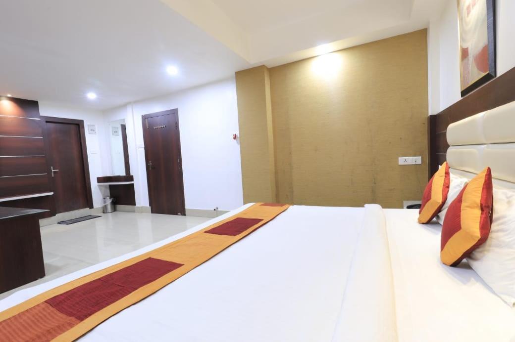 Hotel Rashmi Guwahati Buitenkant foto