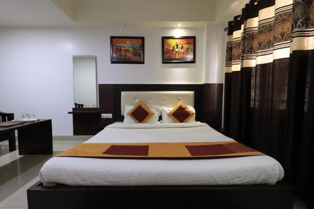 Hotel Rashmi Guwahati Buitenkant foto