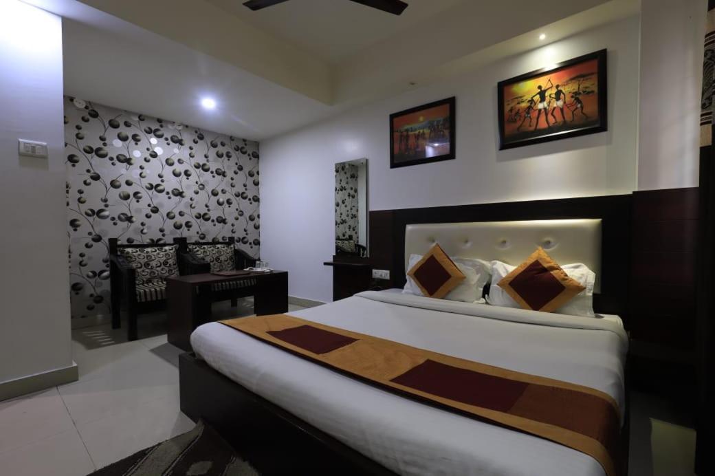 Hotel Rashmi Guwahati Buitenkant foto